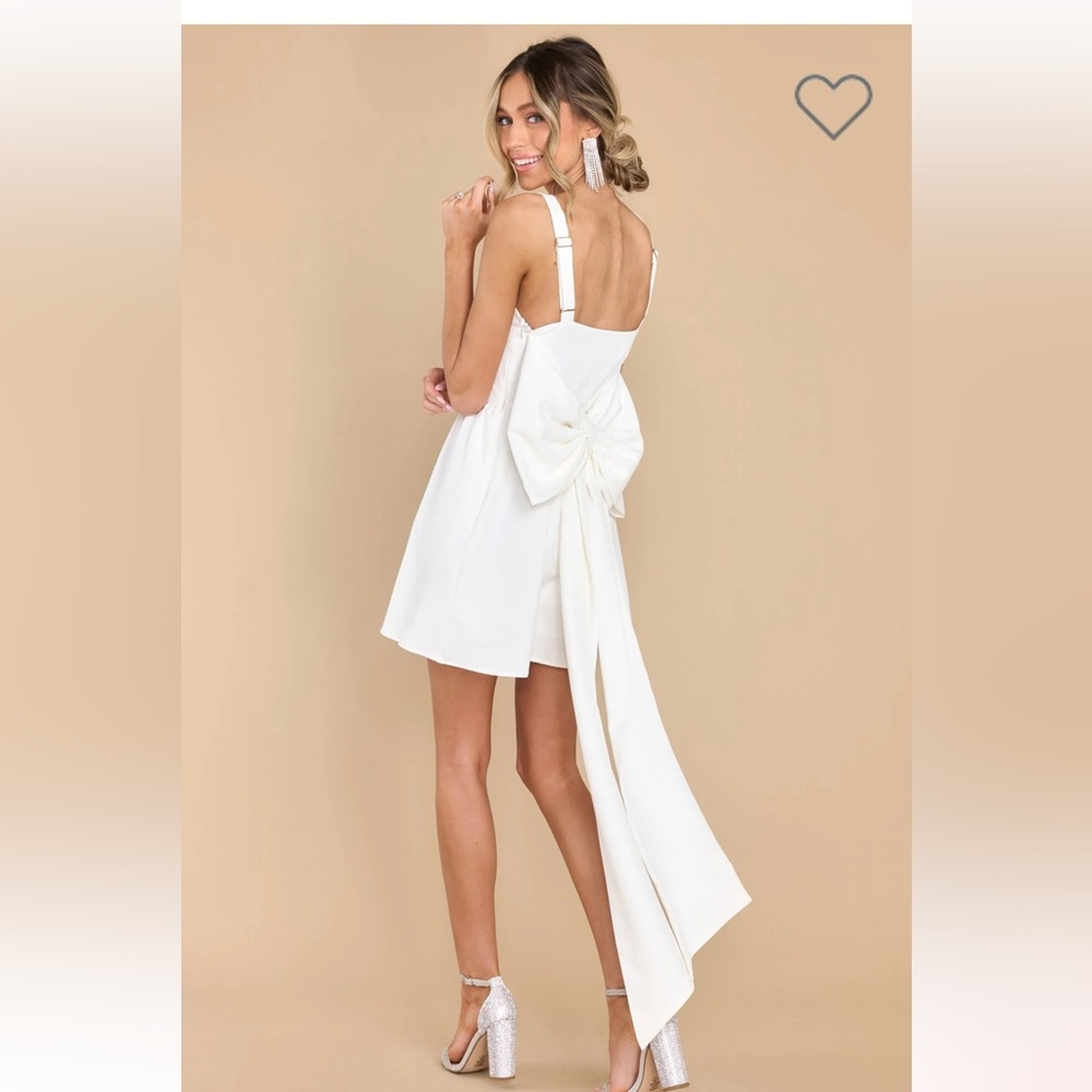 Elegant Essence White Dress
AURA RED DRESS BOUTIQUE